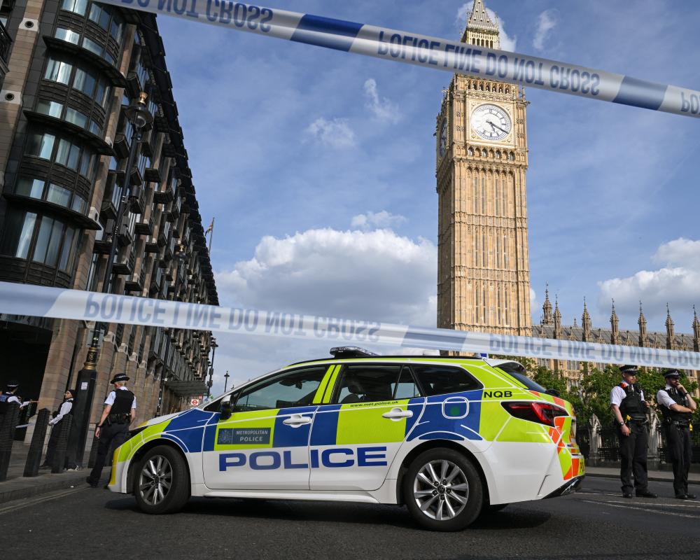 Police Boat Accident on Westminster Bridge Injures Five Officers