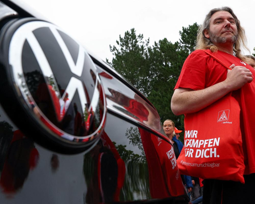 Volkswagen Job Cuts: 100,000 Loom as Profits Slump in China