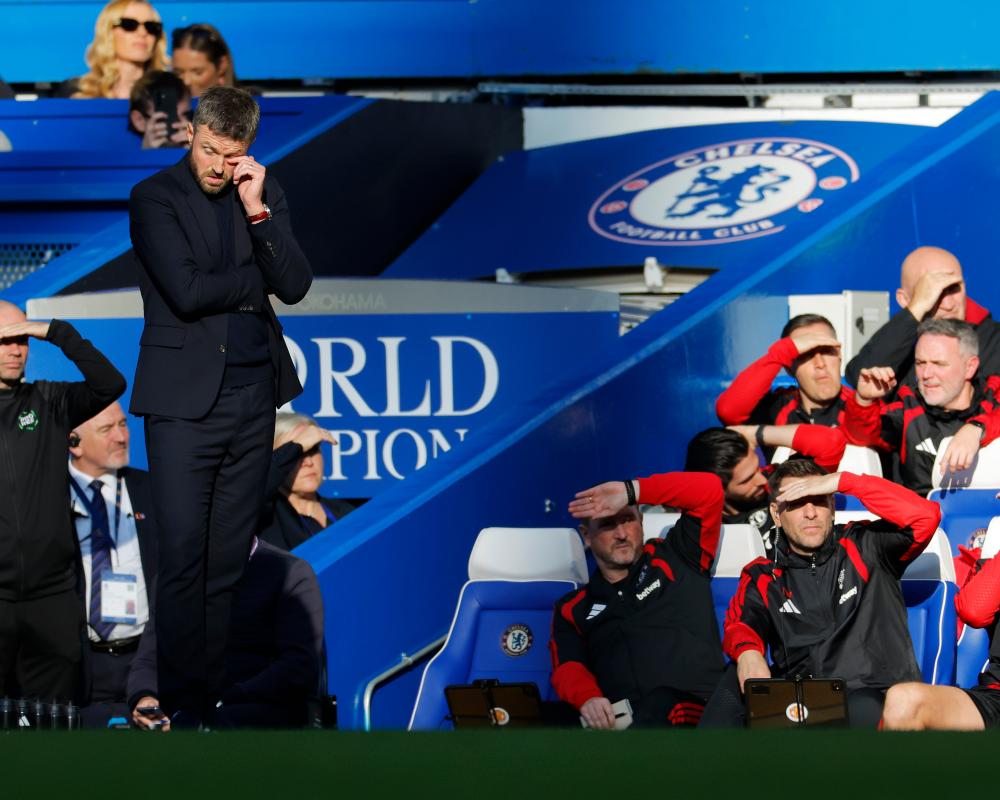 Manchester United Crisis Deepens After Chelsea Defeat and Martínez Red