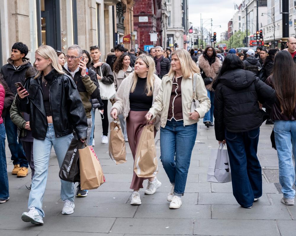 UK Pay Growth Slows to 3.9% Before Bank of England Rate Decision