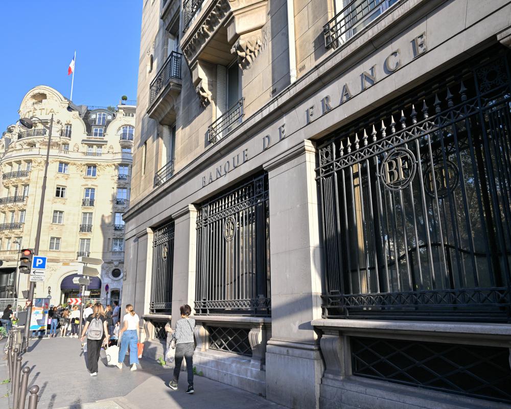 Euro Weakens as French Central Bank Chief Warns on Interest Rates