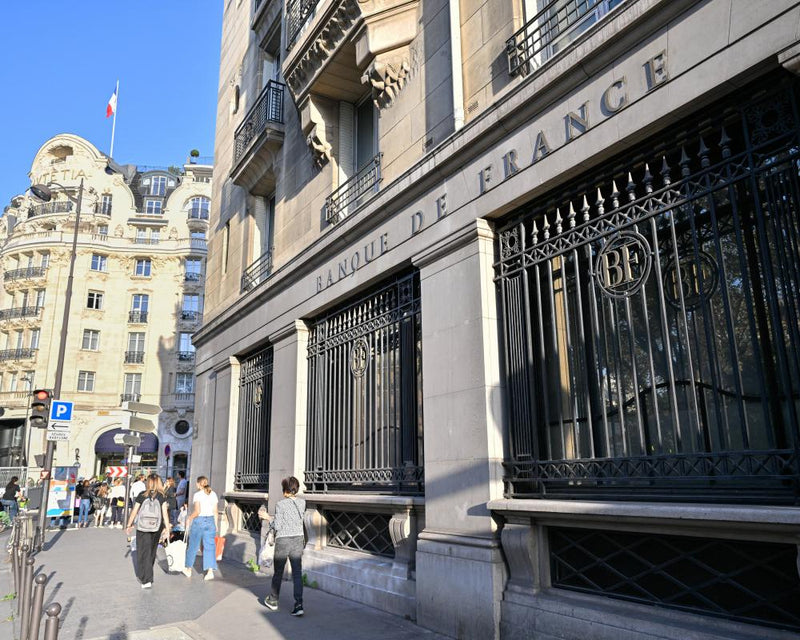 Euro Weakens as French Central Bank Chief Warns on Interest Rates