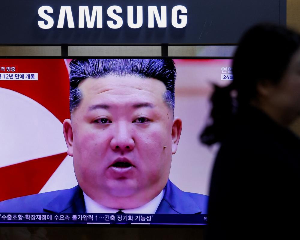 Kim Jong-un Crosses New Yalu River Bridge Into China