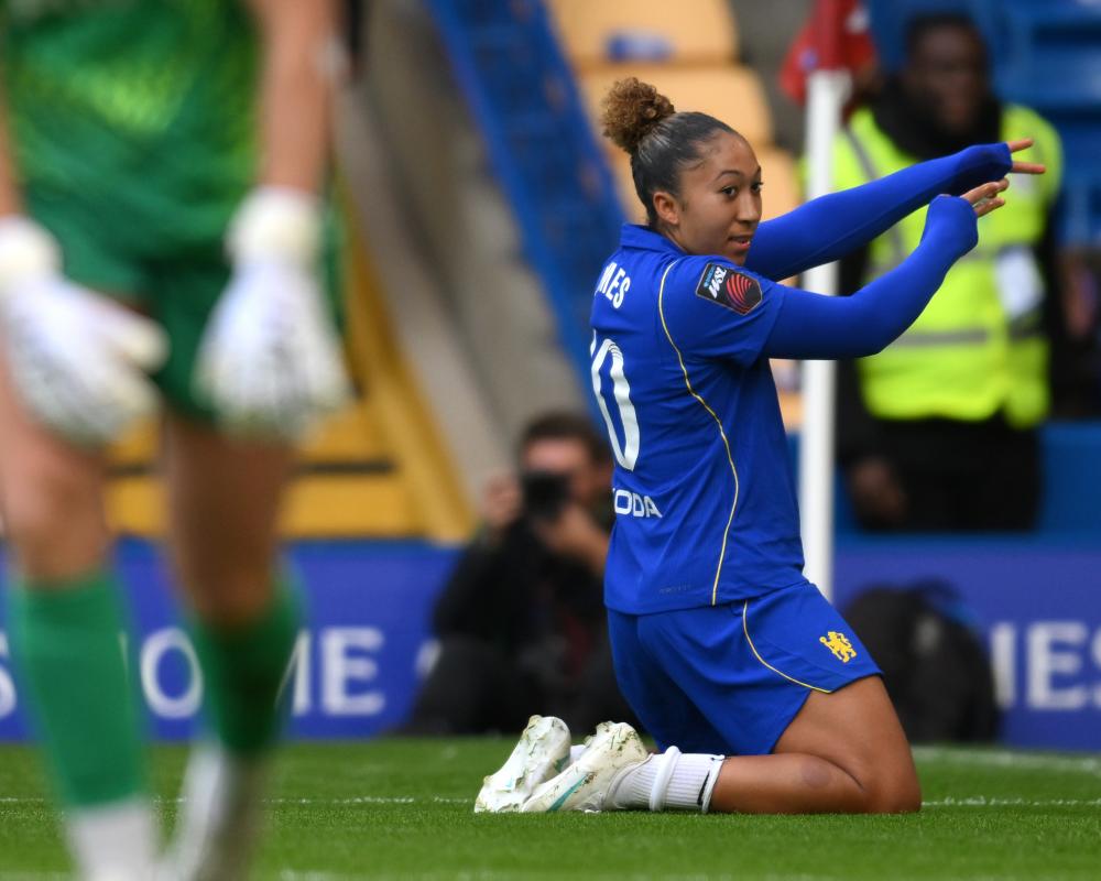 Chelsea's James and Carpenter Stun Spurs in WSL Thriller