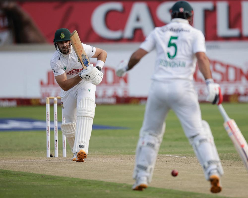 South Africa vs Australia First Test Day 3: Renshaw's 190 Seals