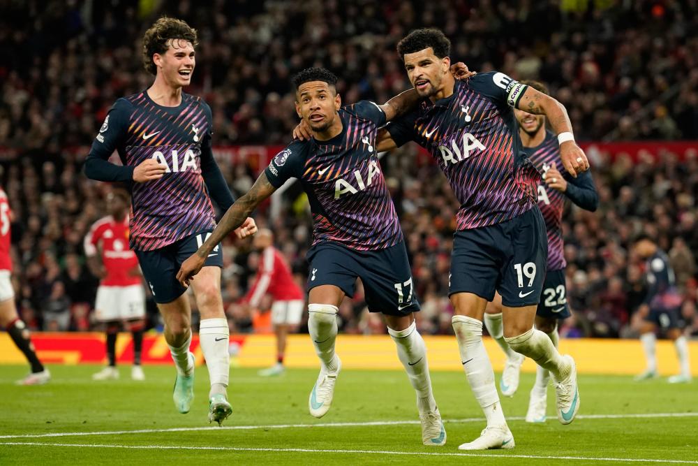 Solanke Strikes Late as 10-Man Spurs Salvage Point at Manchester