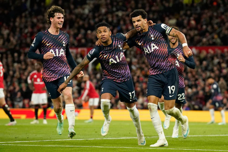 Solanke Strikes Late as 10-Man Spurs Salvage Point at Manchester