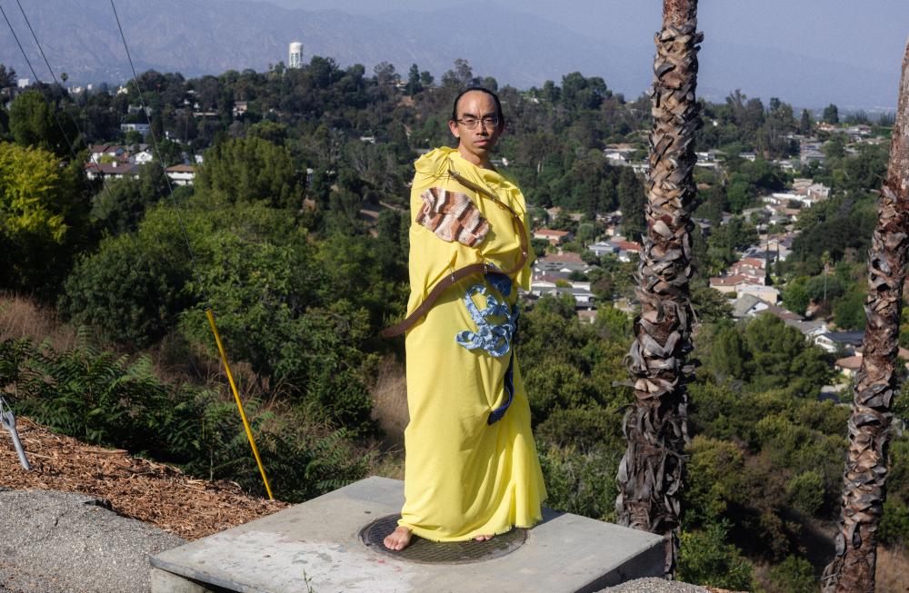 Dressing as Rubbish: How One Dancer Turns Trash into Viral Art