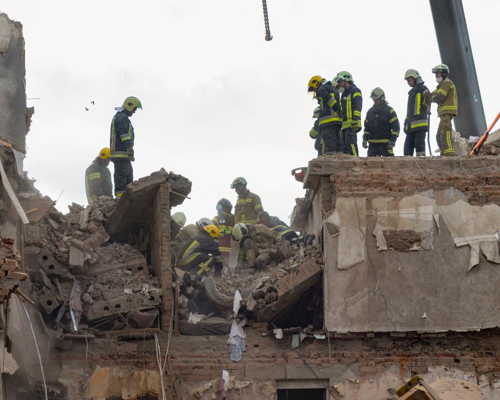 Ukraine War: Deadly Russian Strikes Kill 28 in Pryluky Apartment