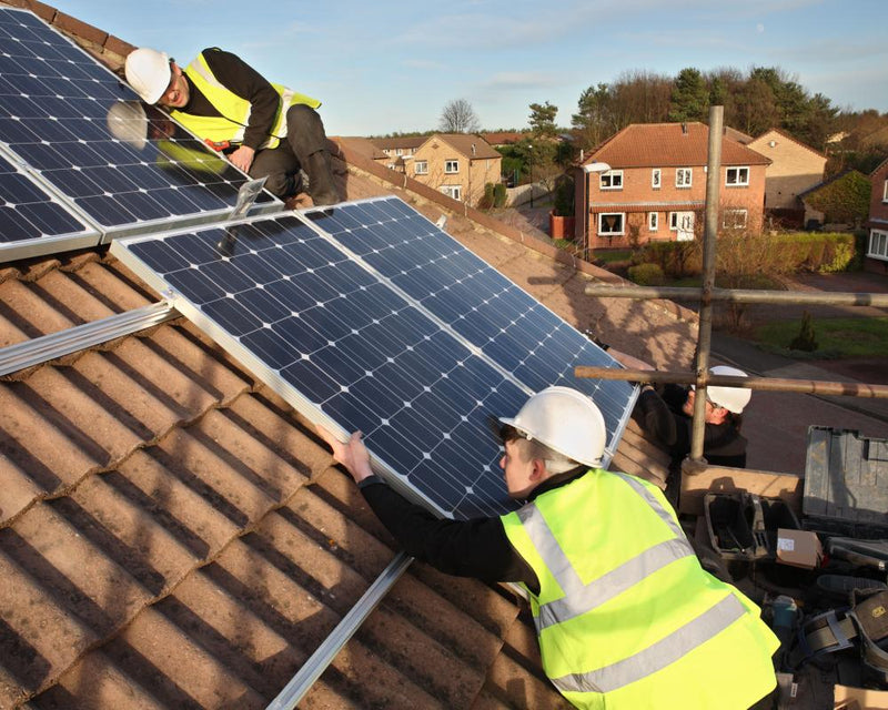 Solar Panels Cut Energy Bills by £400 in Cloudy UK