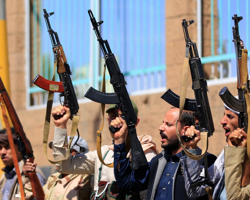 Houthi Advances in Yemen Threaten Aden Airport and Global Trade