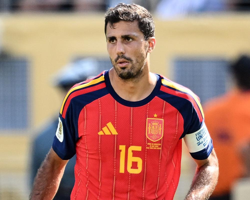 Barcelona's Improved £51m Rodri Bid Spurs City's Enzo Fernández Chase