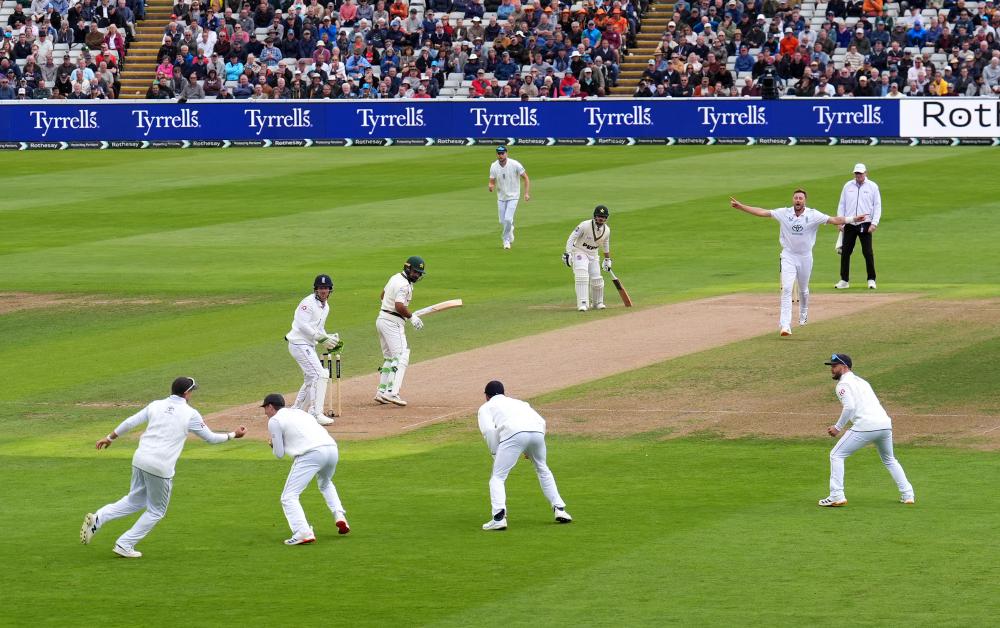 England Bat Pakistan Out of Third Test as Robinson Strikes