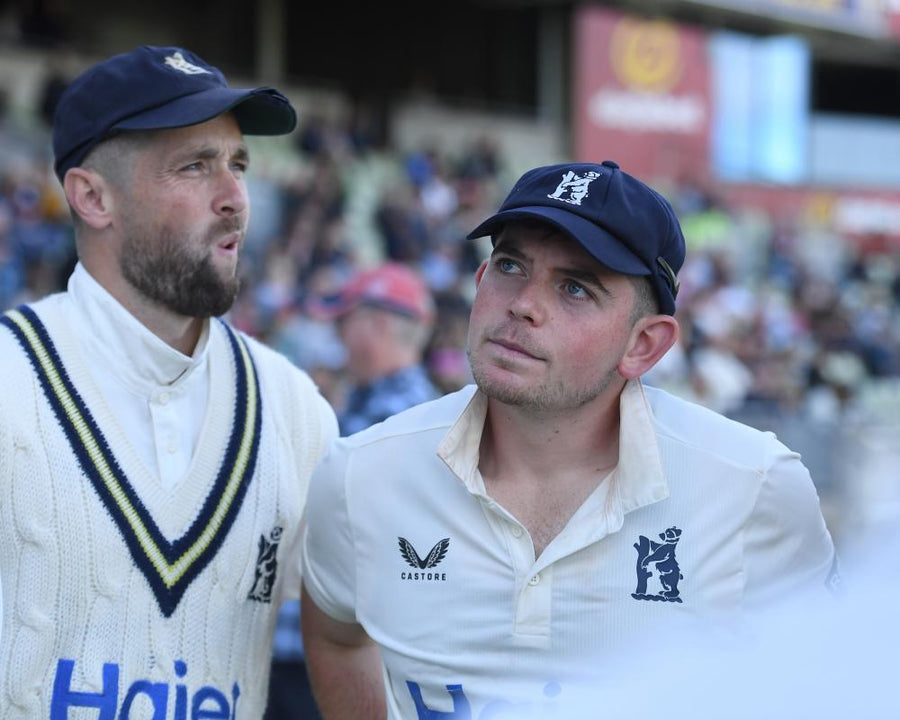 Warwickshire Seal County Championship Title with Bamber and Woakes