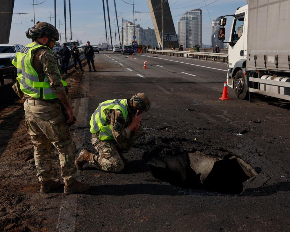 Russia Strikes Kyiv Bridge as German Chancellor Visits Ukraine