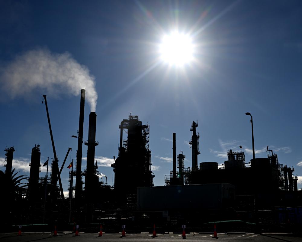 WA Oil Refinery 'Dinosaur Technology' in Clean Energy Shift