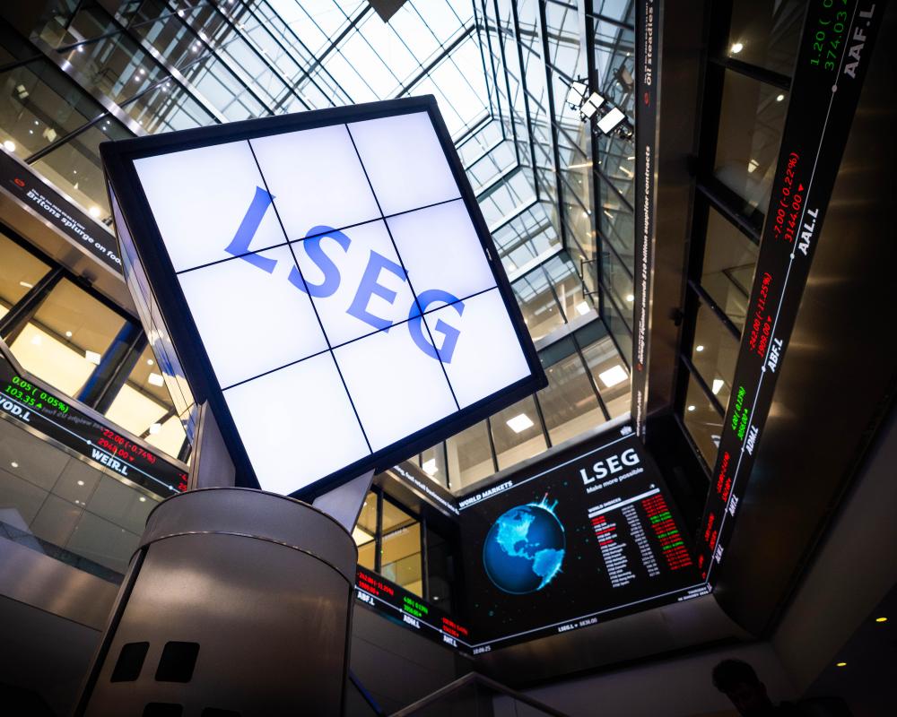 FTSE 100 Hits Record High Despite AI Sell-Off