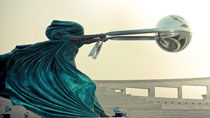 20 Sculptures That Defy Gravity and Make Us Think! - grandgoldman.com