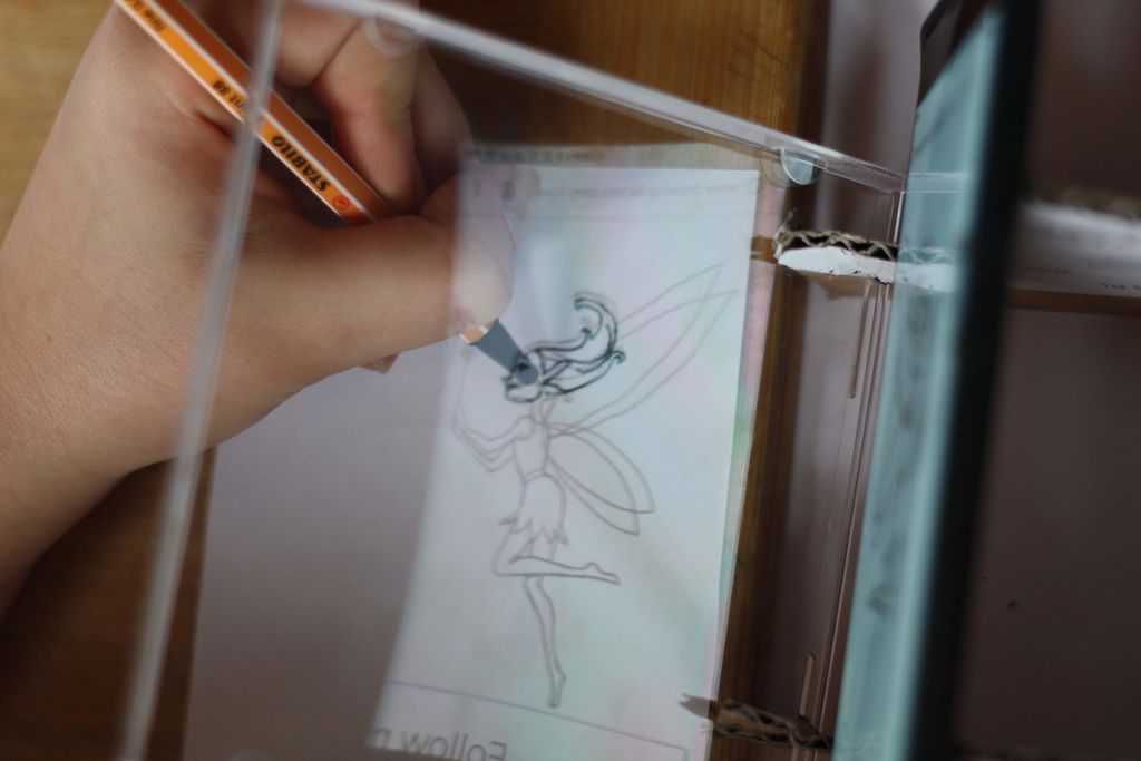 Cardboard Stand to Draw Easily with Your Phone - grandgoldman.com