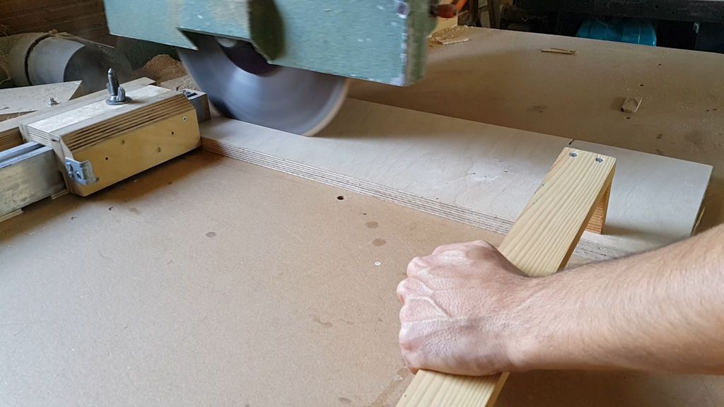 Plywood Laptop Stand - grandgoldman.com