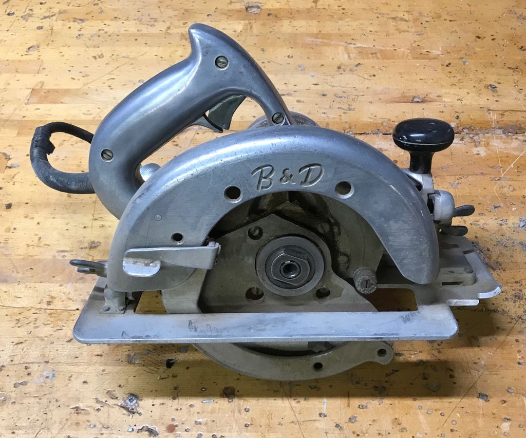 Table Lamp with an Old Circular Saw - grandgoldman.com
