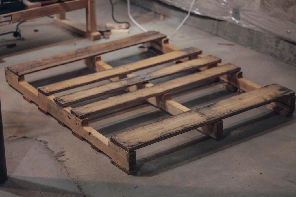 How to Make a Planter with Pallets - grandgoldman.com