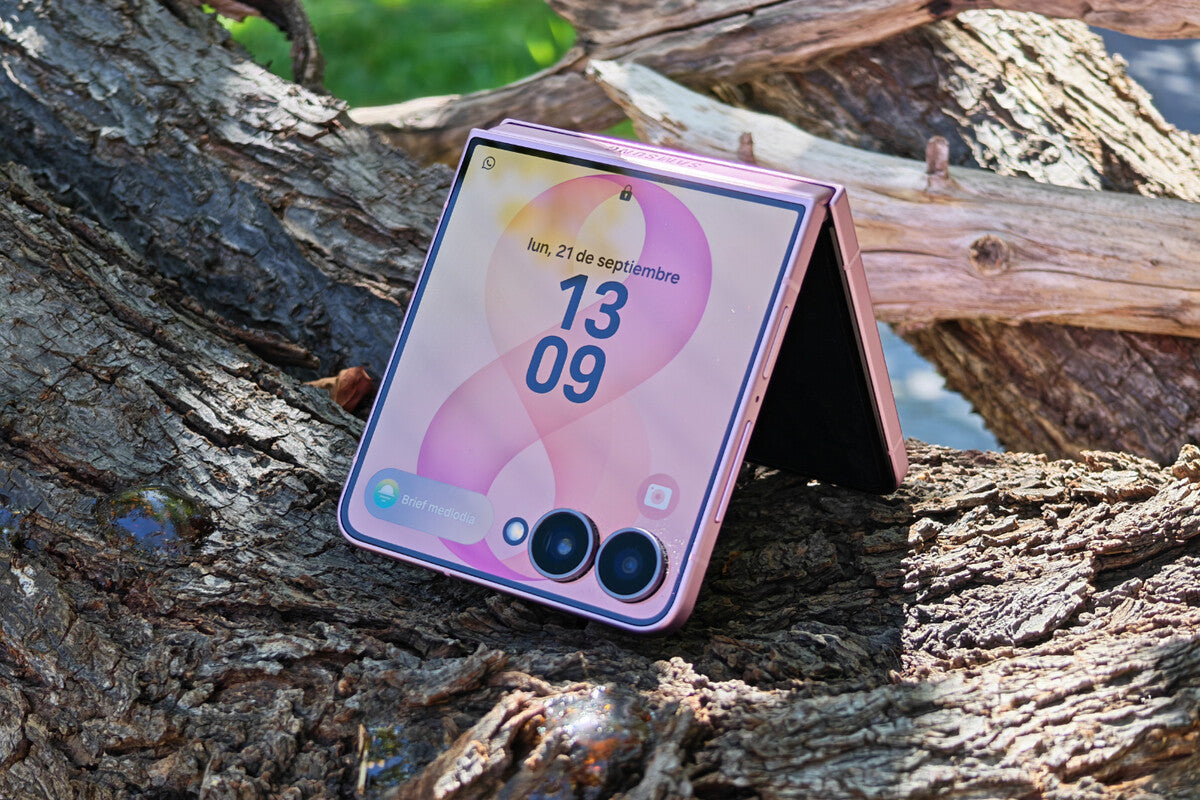 Samsung Galaxy Z Flip8 Review: A Good Foldable Is No Longer Enough
