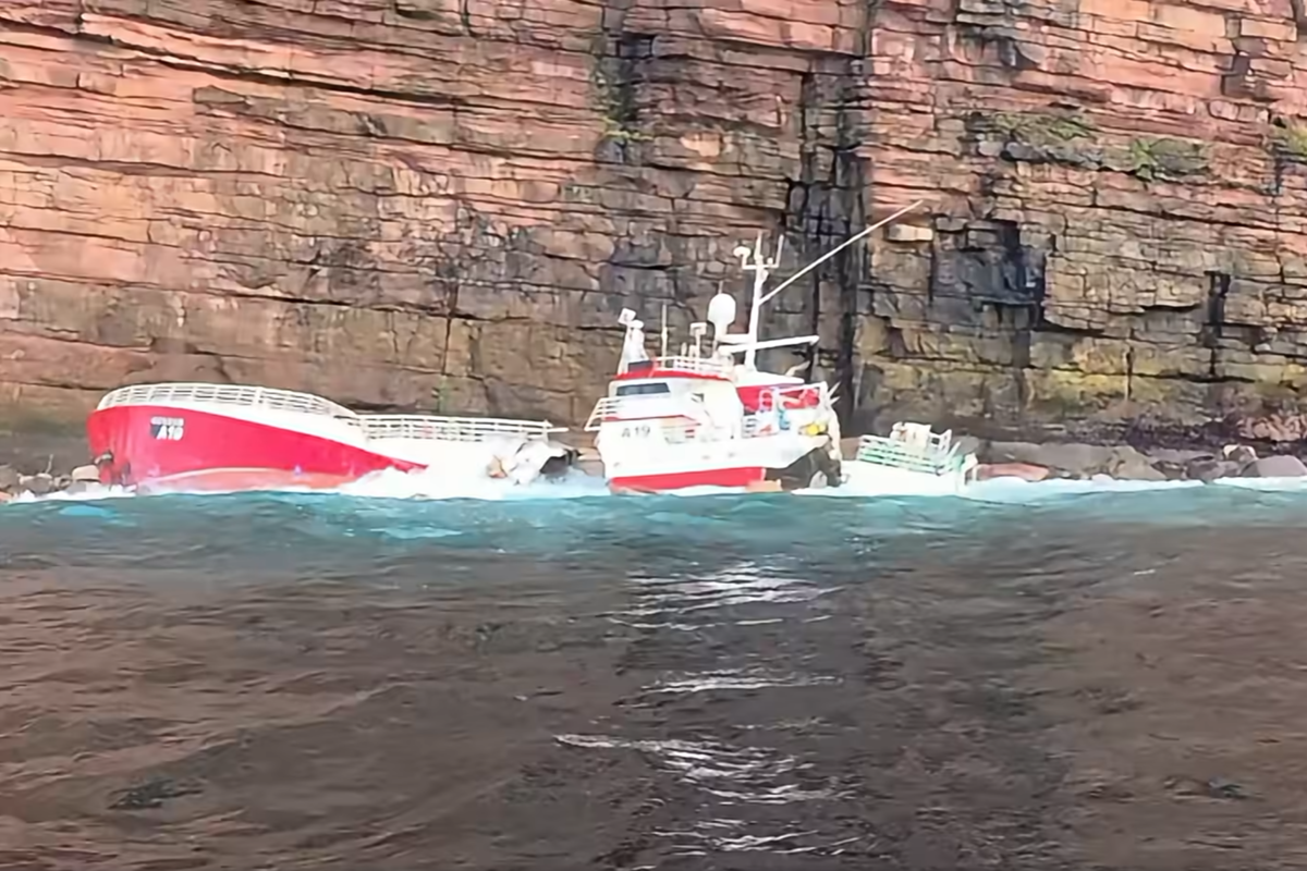 Galician Fishing Boat Genesis Splits in Three After Orkney Grounding