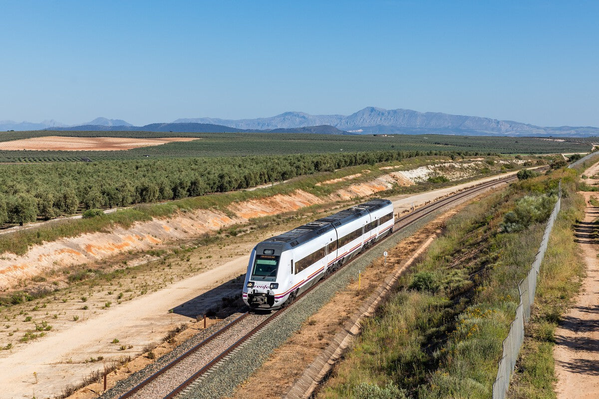 Renfe Oversells Tickets: Passengers Stranded Standing on Extremadura Train