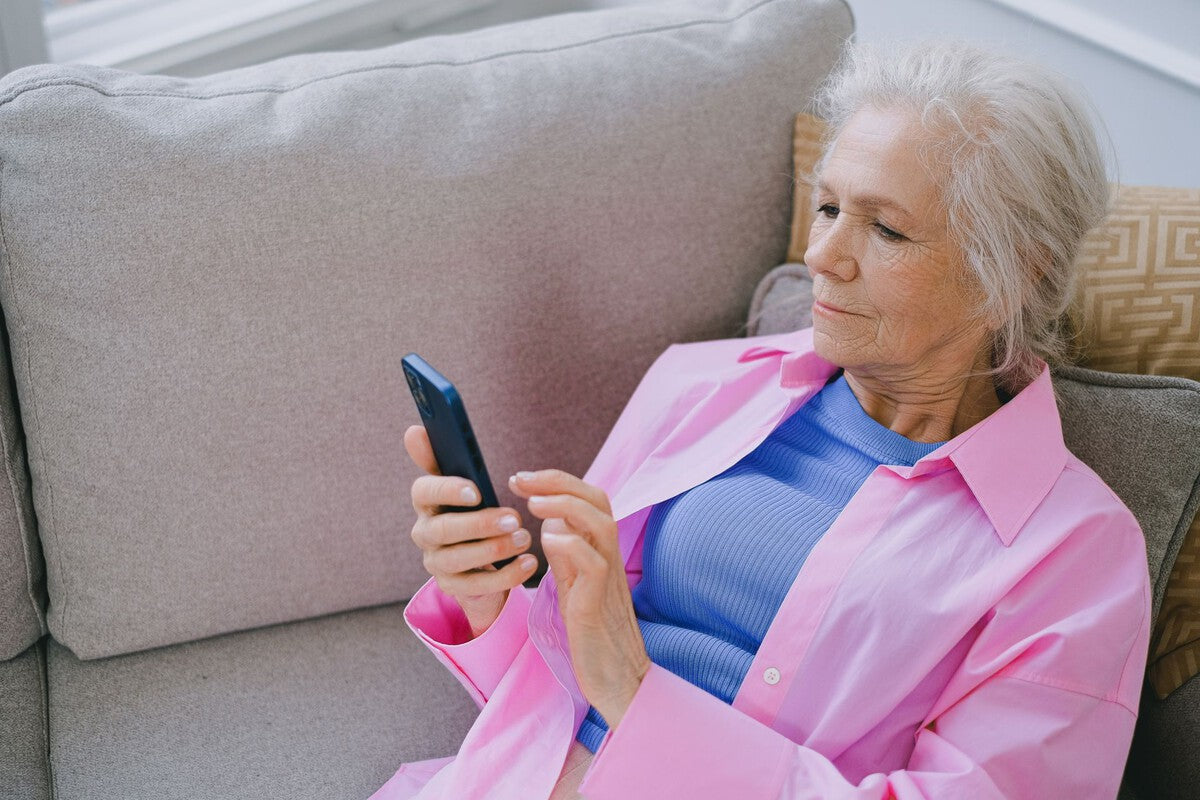 Seniors and Doomscrolling: How Smartphones Can Reduce Isolation