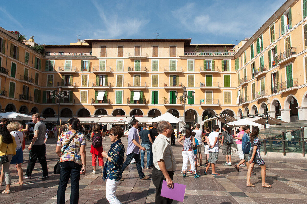 Palma Residents Use Tupperware Dinners to Reclaim Tourist-Plagued Plazas
