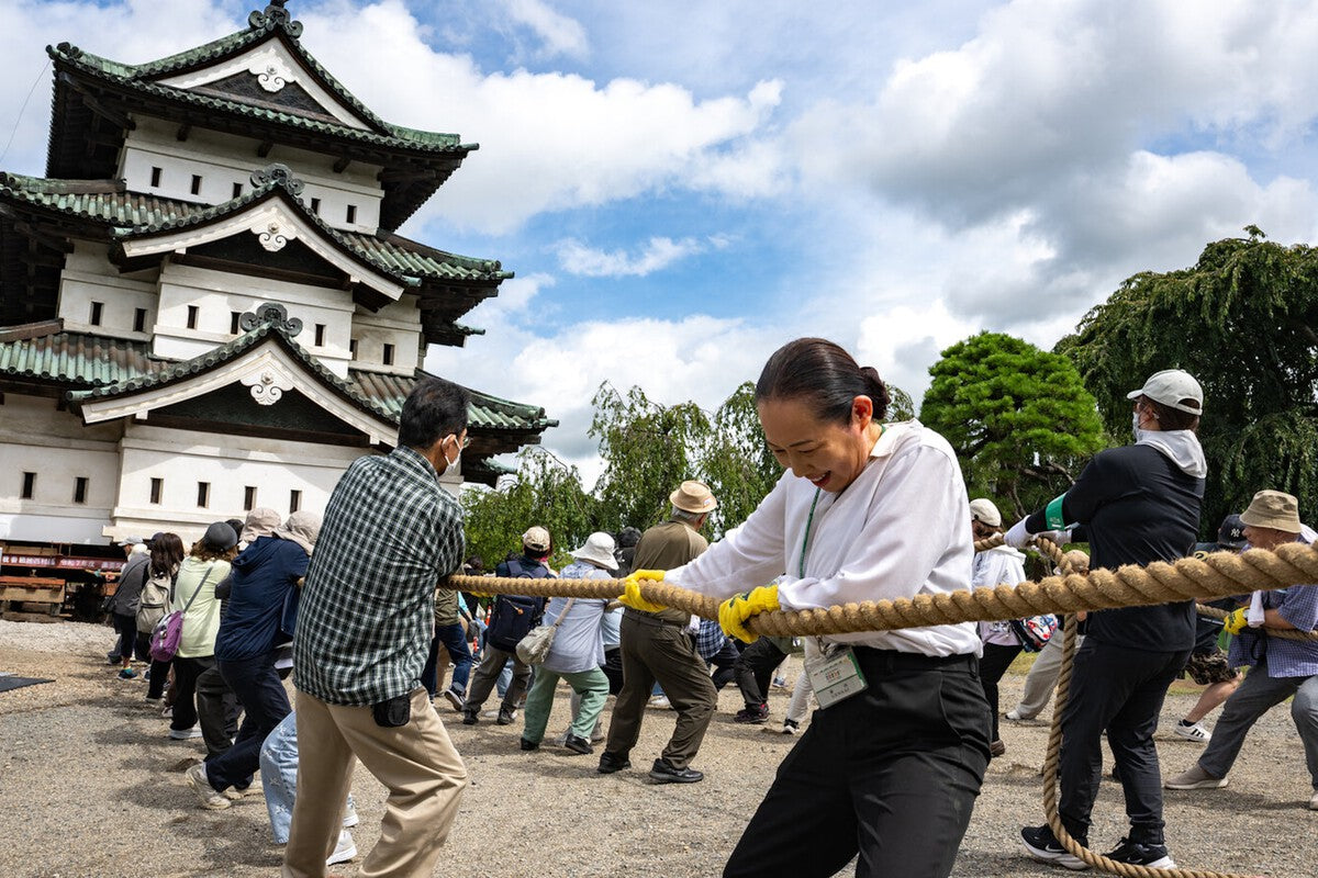 8,000 Volunteers Pull 360-Ton Japanese Castle in Hirosaki