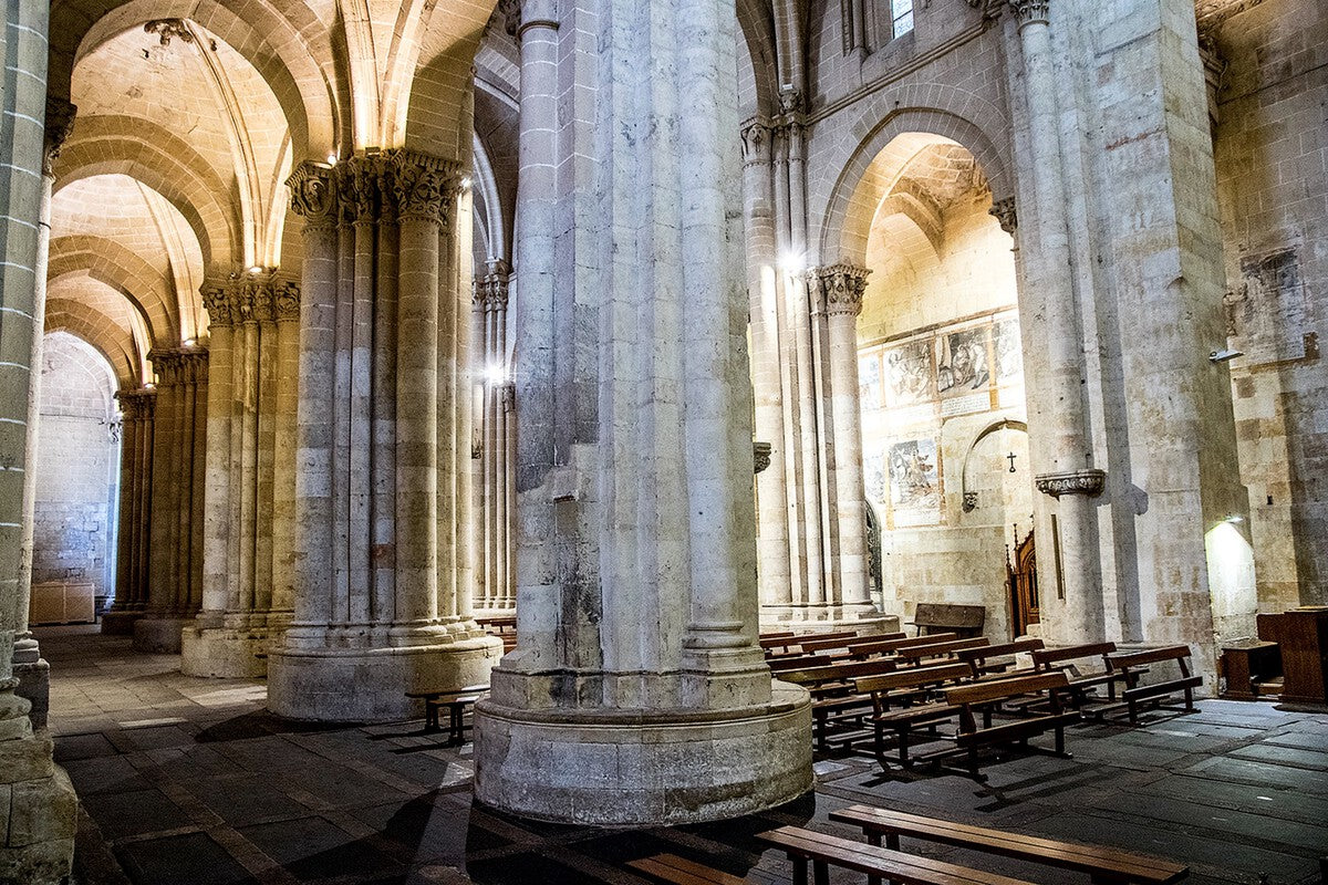 Salamanca Cathedral Dig Uncovers Roman Caldron and Ancient Tombs