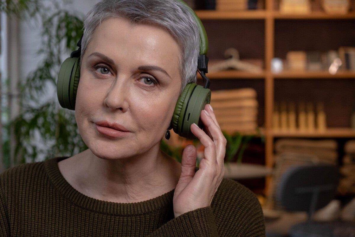 Bluetooth Headphones and Radiation: Why the Microwave Comparison Is Baseless