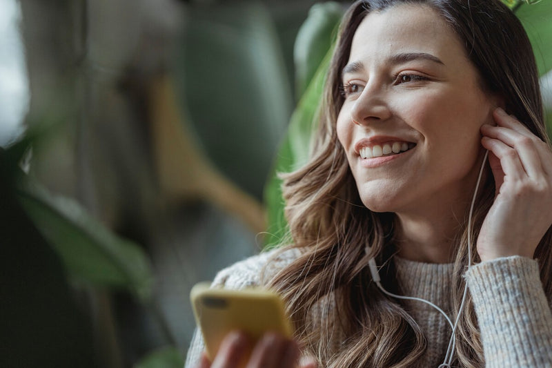 Wired Headphones Are Back: The Fashion Accessory That Disconnects