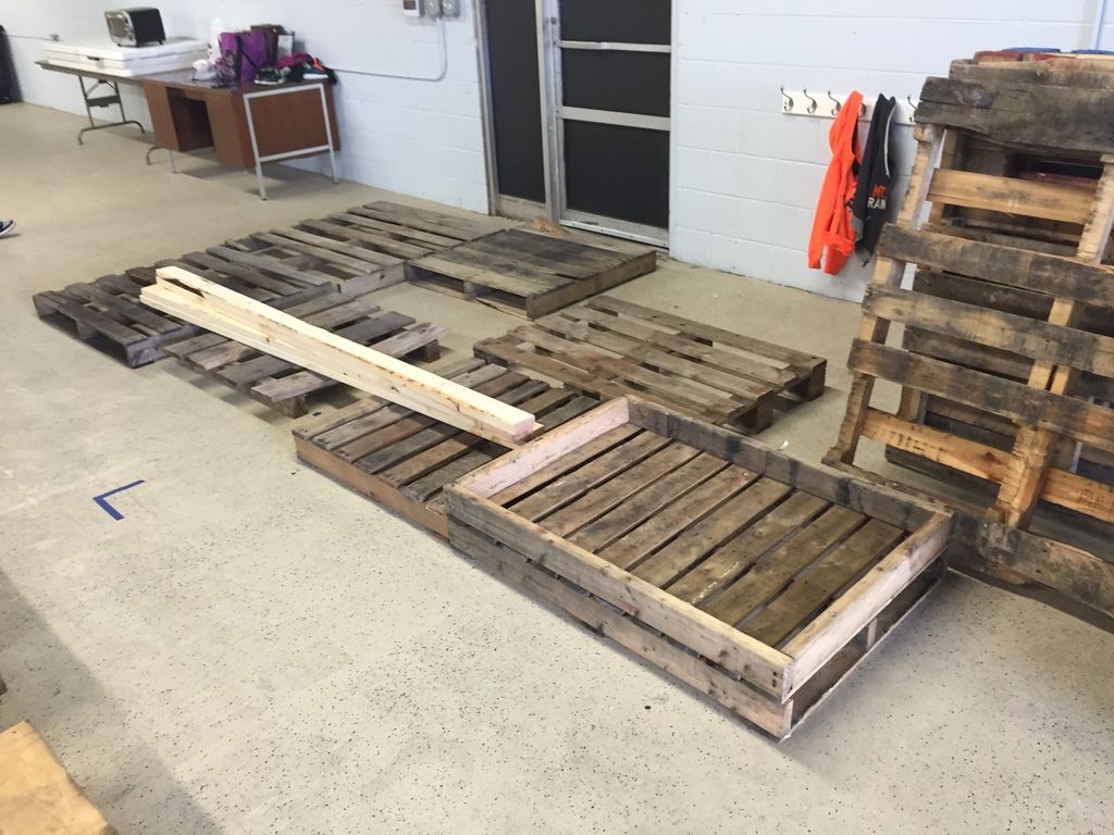 How to Make a Pallet Stage - grandgoldman.com