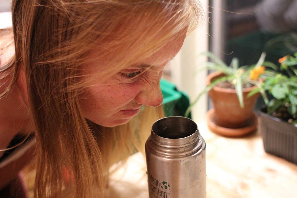 5 Ways to Clean a Bad Smell from a Water Bottle - grandgoldman.com