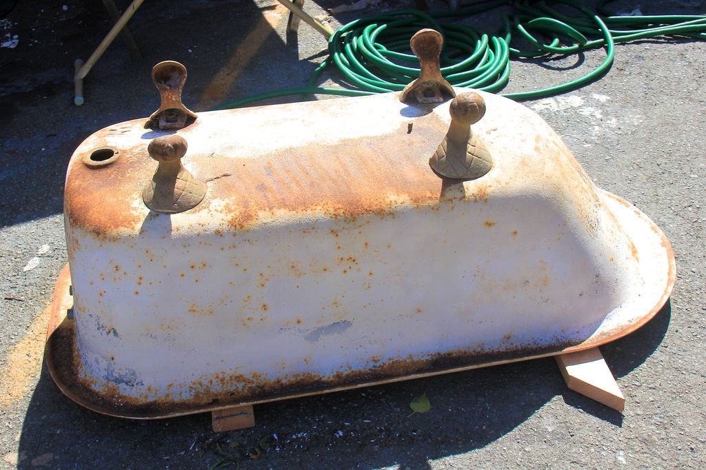 How to Make a Bathtub Sofa with Legs - grandgoldman.com