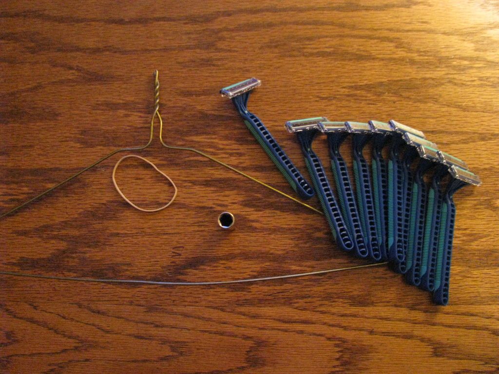 11 Unusual Uses for a Wire Hanger - grandgoldman.com