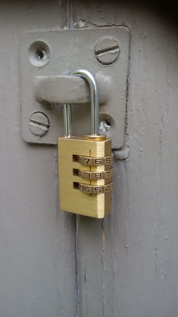 How to Easily Open a Combination Lock - grandgoldman.com