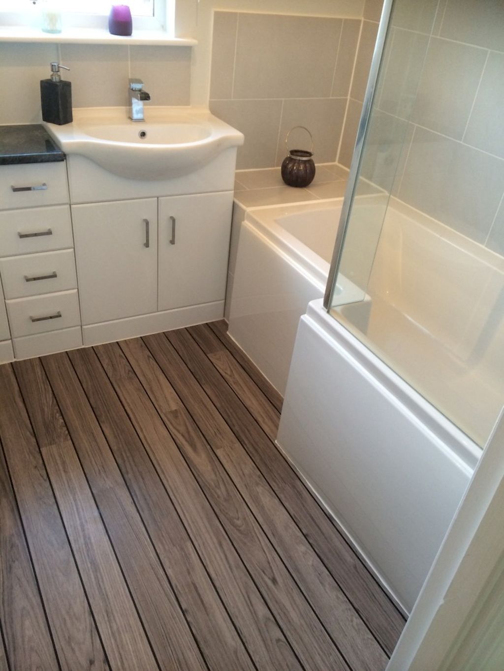 15 Creative Ideas to Personalize and Maximize a Small Bathroom - grandgoldman.com