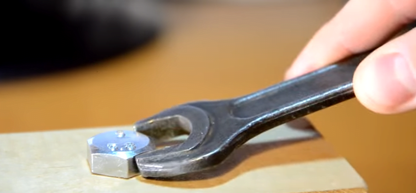 Excellent trick to remove a bolt without tools - grandgoldman.com