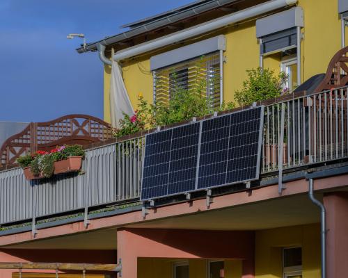 UK Plug-In Balcony Solar Panels: Save £110 on Energy Bills