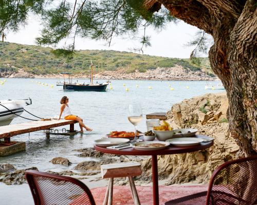 27 Best Beach Bars in Europe for Cocktails Seafood and Sunset Views - grandgoldman.com