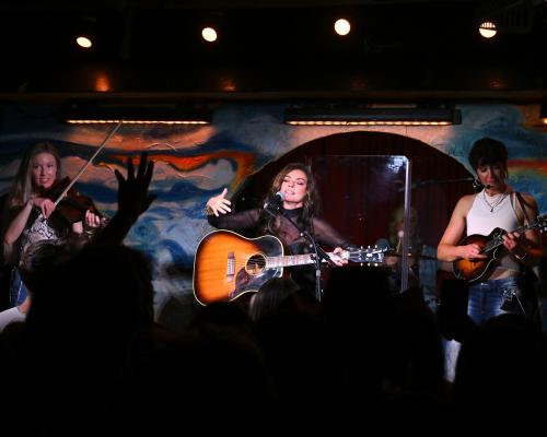 Shania Twain Turns London Pub Into Wild Saloon For Intimate Gig - grandgoldman.com