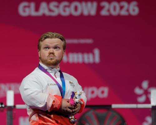 Mark Swan wins Commonwealth Games first gold in para...