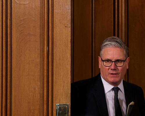 Starmer Vows to Stay as PM Despite Leadership Pressure - grandgoldman.com