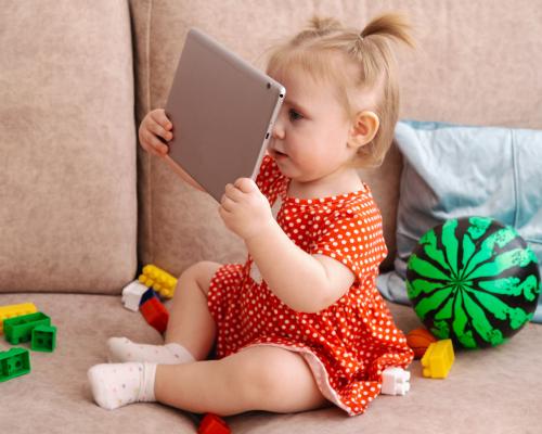 Screen Time Harms Under Two Development Landmark Study Finds - grandgoldman.com