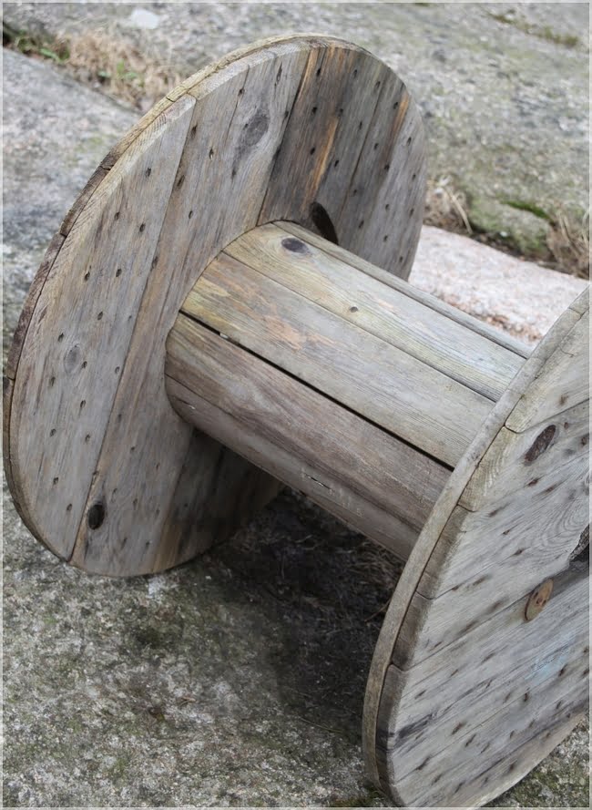 Mosaic Table Made from Repurposed Wooden Spool - grandgoldman.com