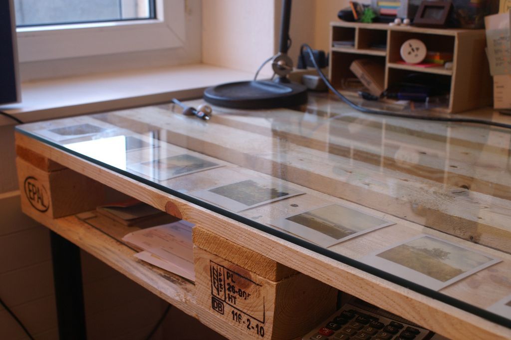 DIY Desk Built with Pallets! - grandgoldman.com